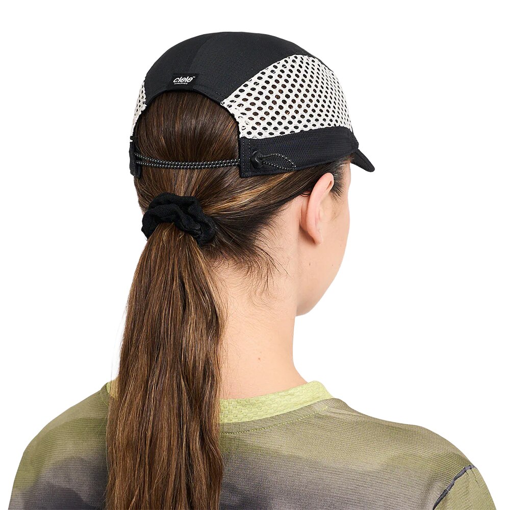 Ciele FSTCap SC Iconic Bar Cap Sort/Hvit